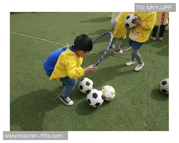 幼儿园足球节目精彩纷呈小小球员展现运动魅力与团队精神